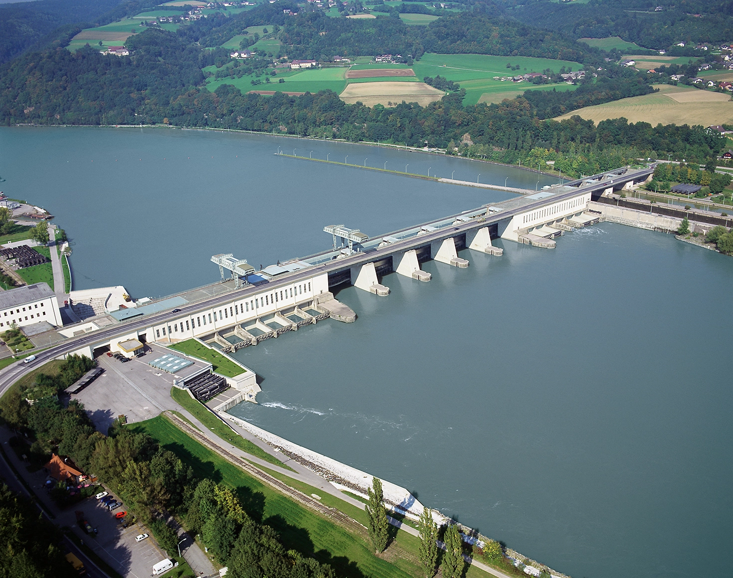 Ein Blick von oben auf das Laufkraftwerk Ybbs-Persenbeug an der Donau im Sonnenschein.